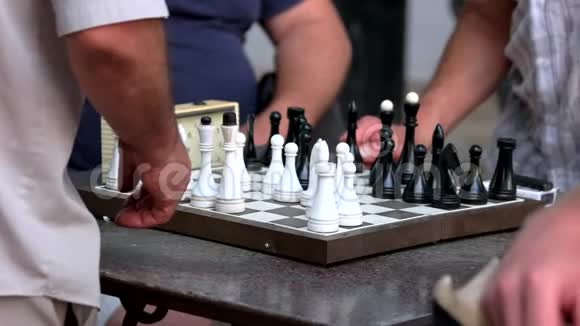 户外象棋比赛视频的预览图