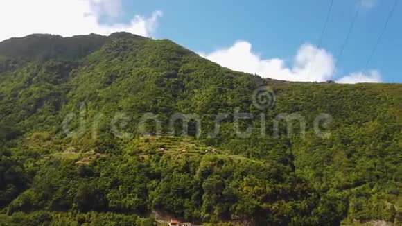 4K视频惊人的景色以上的山峰马德拉热带绿色景观村庄中的建筑视频的预览图