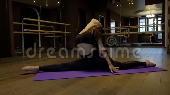 健康的亚洲女人在家锻炼在黑暗的舞蹈室里练习伸展运动健身锻炼视频的预览图