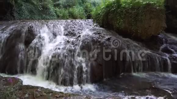 西班牙阿拉贡萨拉戈萨自然公园修道院的Id瀑布视频的预览图
