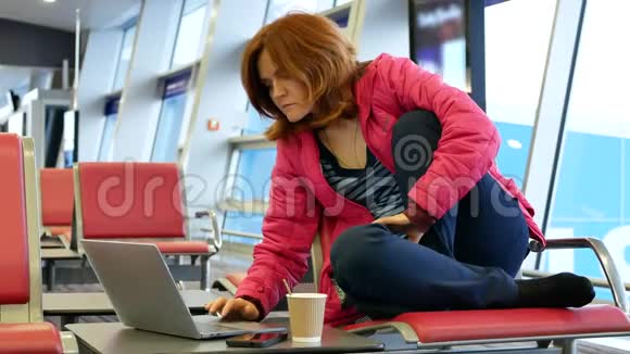 在机场休息室工作的年轻女性视频的预览图