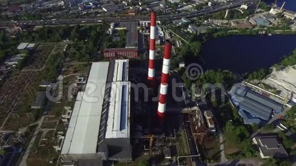 现代城市水力发电站区域的工业烟囱视频的预览图