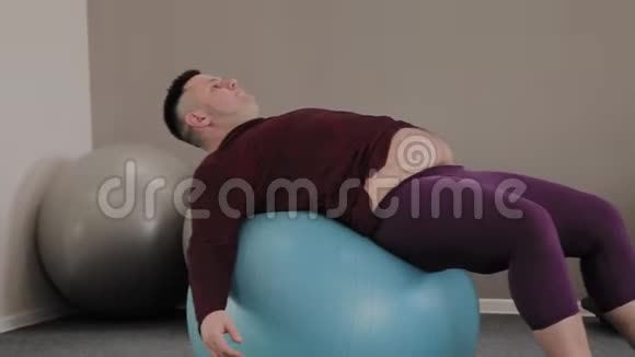 快乐的胖子在健身球上训练视频的预览图