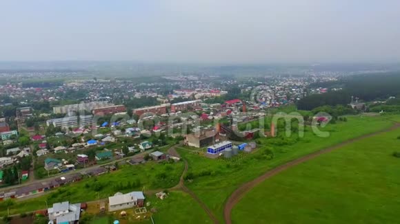 航拍无人机正在一个小城市上空飞行工业建筑视频的预览图
