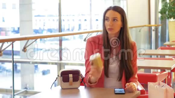咖啡休息一个有吸引力的商务女性喝着咖啡去打电话给她的智能手机视频的预览图