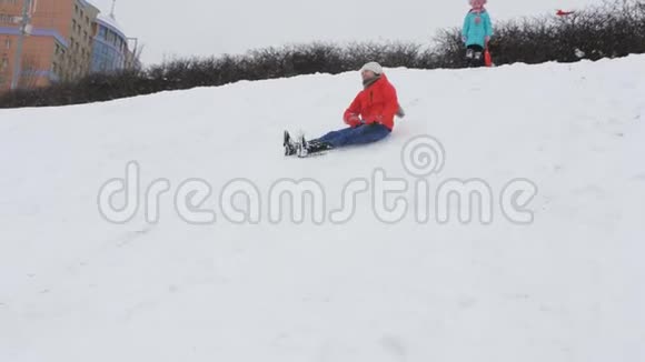一家人在冬天骑在一座雪山上视频的预览图