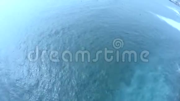 人们在冲浪板上游泳海边娱乐活动空中观景加拿大群岛西班牙视频的预览图
