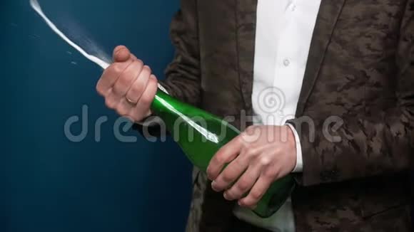 手打开香槟瓶在慢动作中飞溅节日圣诞节生日新年概念视频的预览图
