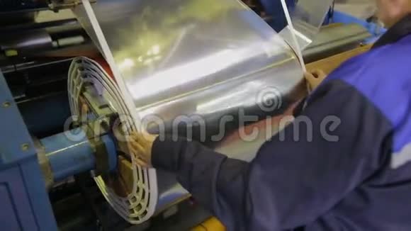 金属轧制机包裹在筒管上的金属片变压器生产视频的预览图