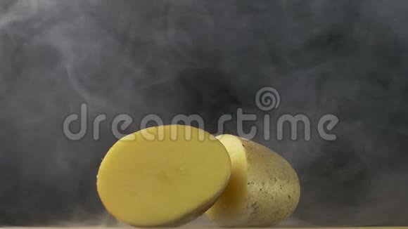 桌子上有两半切下来的土豆慢吞吞地放在烟里视频的预览图