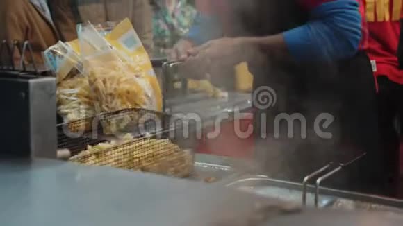 街头小吃店供应炸薯条视频的预览图