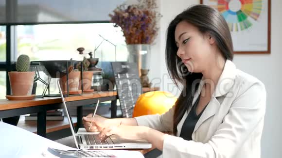 4K镜头忙碌的商务女性在城市的咖啡店里用手提电脑和严肃的面孔思考视频的预览图