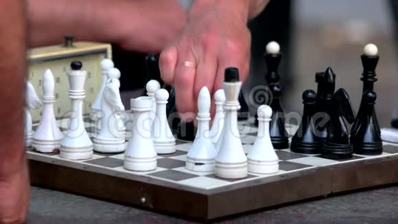 在闪电战中下棋视频的预览图