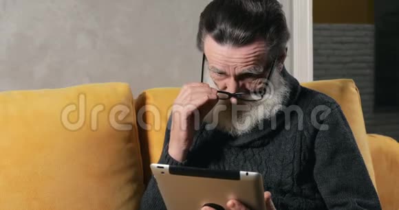 老人对平板电脑有问题视频的预览图