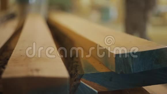 在家具制造车间工人用木板在机器上进一步加工视频的预览图