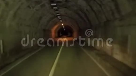 驶过隧道道路POV黑暗阴沉眩晕效应恐怖场面视频的预览图