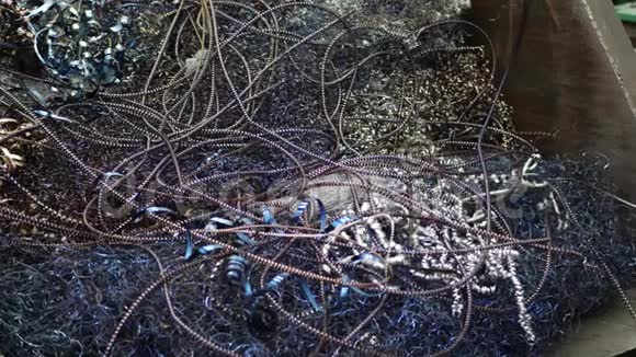 金属刨花的彩色螺旋金属车床上的碎屑视频的预览图