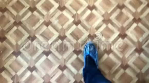 穿着蓝色鞋套去医院的人的脚的俯视图视频的预览图