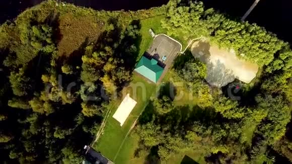 带湖的森林休闲中心的俯视图剪辑乡村湖边绿色森林的住房娱乐活动视频的预览图