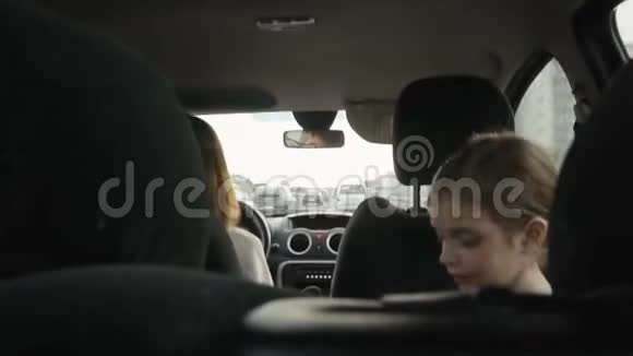 后面的汽车旅行时间视频的预览图