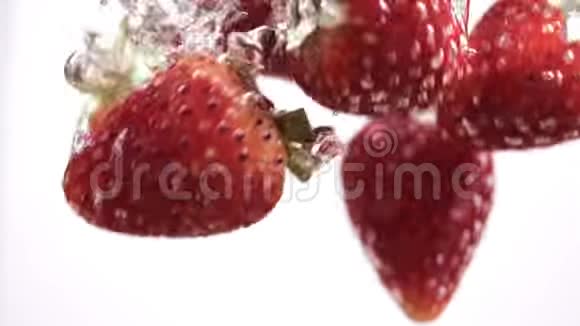 草莓在水中缓慢下落视频的预览图