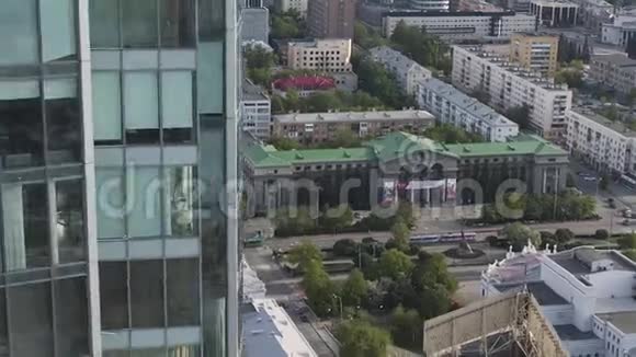 关闭Vysotskiy摩天大楼的玻璃立面和后面的叶卡捷琳堡中心俄罗斯库存数据视频的预览图