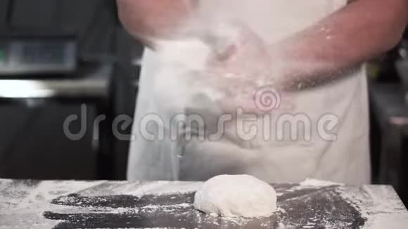 贝克厨师拍手手里装满了面粉慢动作视频的预览图