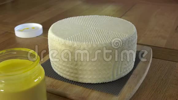 奶酪制造商用液体乳胶的黄色保护涂层覆盖白色奶酪头视频的预览图