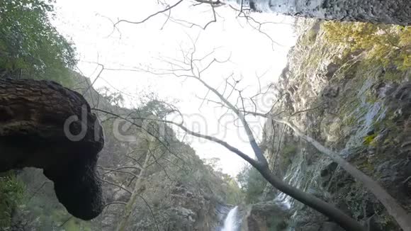 塞浦路斯美丽的Millomeris瀑布令人惊叹的山脉自然地标视频的预览图