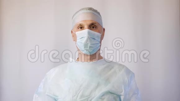 一位戴着医用口罩和手套的医生把手放在一管药丸上病人必须吃药视频的预览图