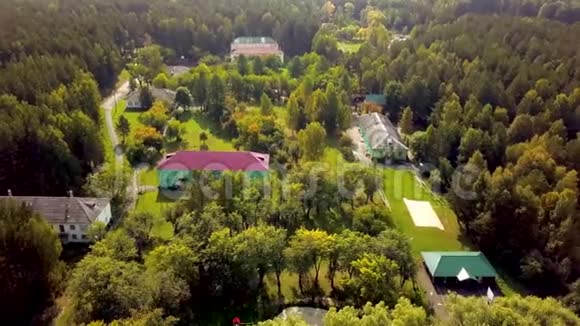 带湖的森林休闲中心的俯视图剪辑乡村湖边绿色森林的住房娱乐活动视频的预览图