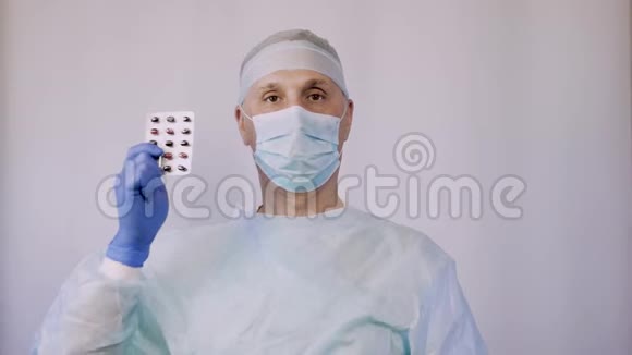医生给病人看了一包药丸一个手势表明用天然的药片代替药片更好视频的预览图
