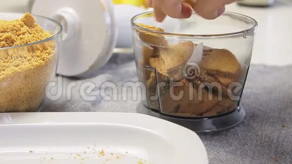 干酪奶油饼和蓝莓混合饼干视频的预览图