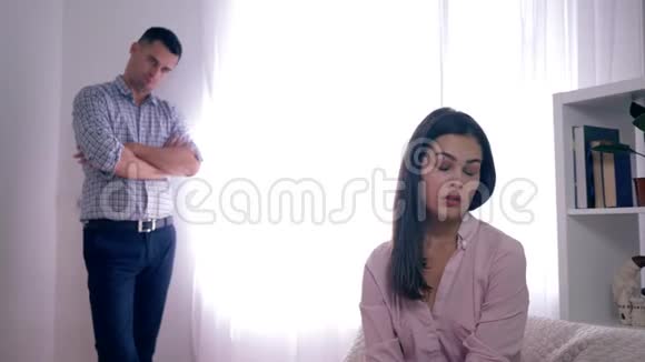 关系危机沮丧的女孩想在不专注的背景下与男朋友分手或离婚在光明的背景下视频的预览图
