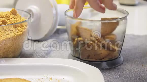 干酪奶油饼和蓝莓混合饼干视频的预览图