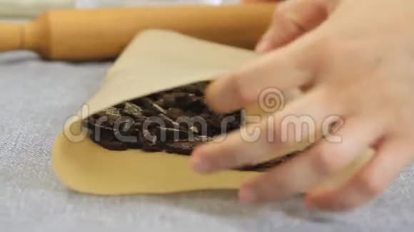 用蓝莓做奶酪奶油蛋糕的饼干视频的预览图