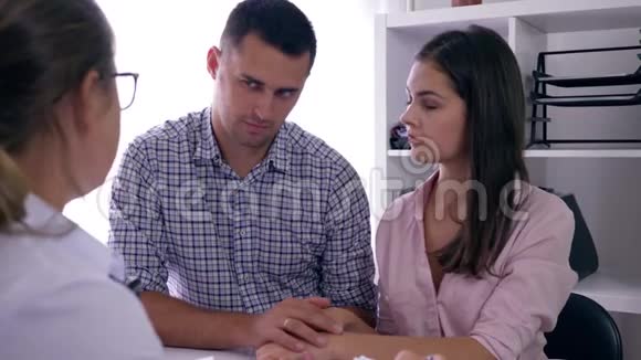 关于女性健康的谈话家庭夫妇在医生招待会上发现坏消息丈夫安抚绝望的妻子视频的预览图