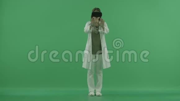 虚拟现实眼镜里的女孩视频的预览图