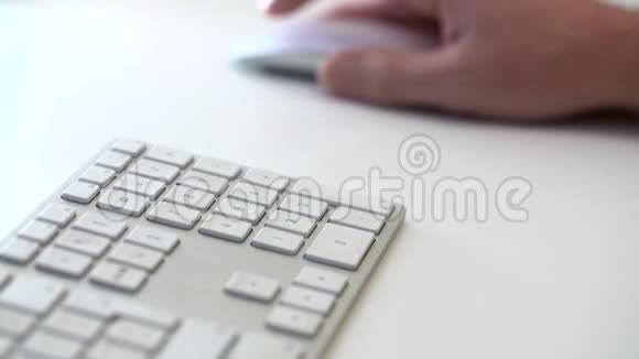 电脑键盘上的用户视频的预览图