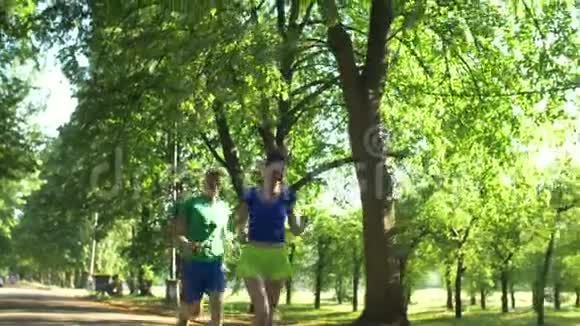 积极的男性运动员超过了女性慢跑者视频的预览图