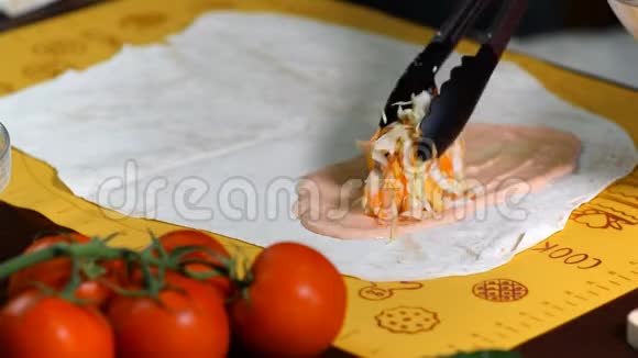 用鸡肉和蔬菜做一个披肩或甜甜圈烤肉串用平面包包装盥洗准备视频的预览图