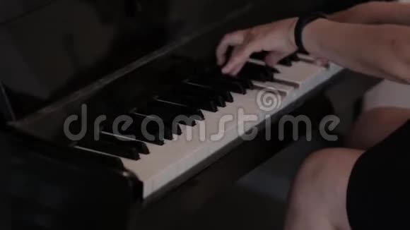 老手弹钢琴视频的预览图