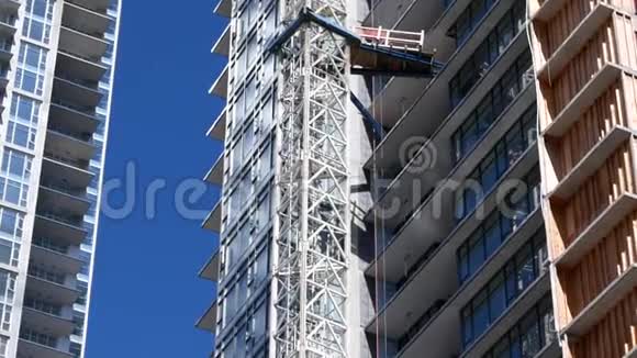 建筑起重机在现代高层建筑中的作用视频的预览图