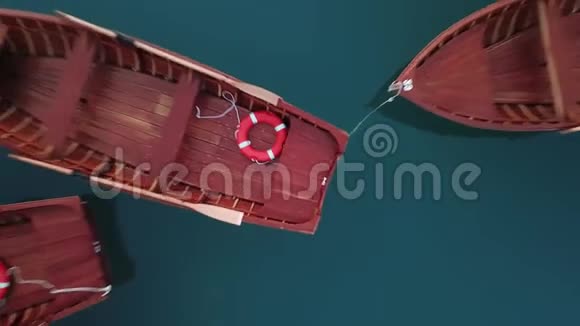 蓝色湖泊上红色木排船的鸟瞰图视频的预览图