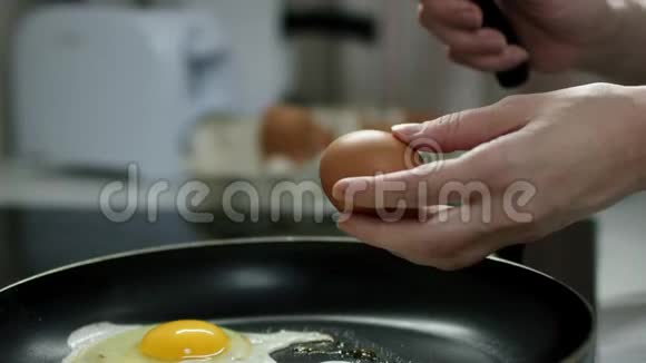 妈妈把第三个鸡蛋打碎做炒鸡蛋视频的预览图