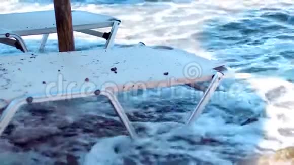 波浪洗沙滩椅视频的预览图