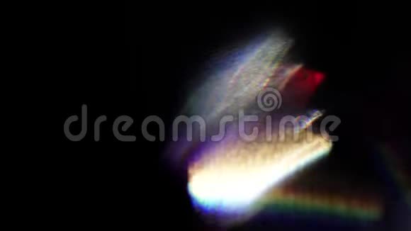 在黑暗中移动彩虹光点抽象背景视频的预览图