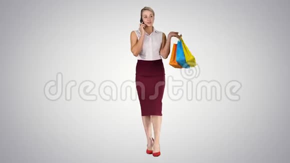 带着包的购物女人在梯度背景下打电话视频的预览图