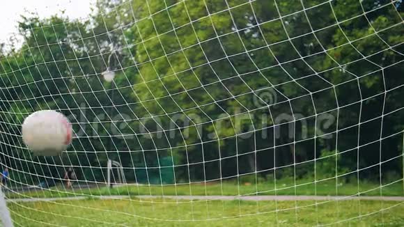 一个足球飞进网里的特写镜头目标视频的预览图