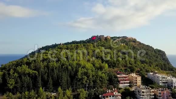 以海为背景的山上老城要塞顶观剪辑青山绿水有堡垒和视频的预览图